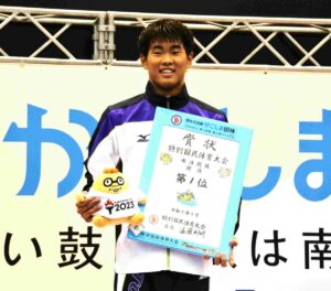 ４００メートル自由形少年男子Aで優勝した東京の桐山選手