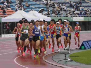 先頭集団を積極的に引っ張る飯田翔大