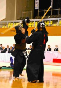 剣道成年男子決勝副将戦で東京の小関を攻める鹿児島の竹中