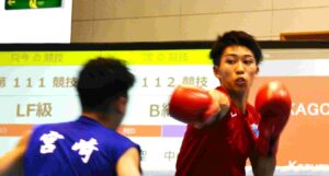ボクシング成年男子ライトフライ級決勝で宮崎の金谷にストレートを放つ鹿児島の荒竹