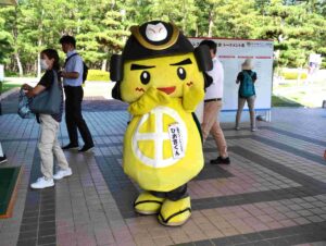 日置市のレスリング会場にいた日置市のイメージキャラクター「ひお吉」くん