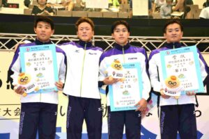 成年男子４００メートルメドレーリレーで優勝した東京都チーム
