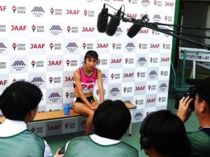 陸上成年女子５０００メートル優勝後に報道陣のインタビューに応じる田中希実（兵庫・ニューバランス）