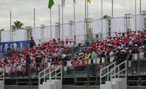 白波スタジアムで行われた陸上の応援にかけつけた鹿児島の中学生