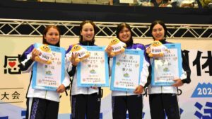 成年女子４００メートメドレーリレーで優勝した東京都チーム