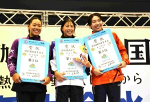 少年女子共通４００メートル自由形で国体２連覇の竹澤選手（中）