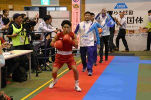 ボクシング成年男子ライトフライ級決勝で鹿児島の入場する荒竹