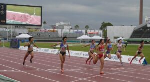 陸上成年女子１００メートル決勝。優勝した兒玉芽生（大分・ミズノ）＝左から４人目＝と２位の鹿児島の鶴田玲美（南九州ファミリーマート）＝同２人目＝