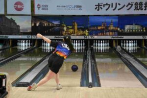 ボウリング少年女子個人決勝の東京都選手の投球