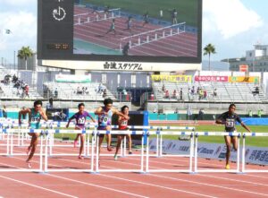 少年男子Ｂ１１０メートル障害予選。左から３人目は岩本咲真（福岡・東福岡高）