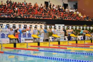 スタートで飛び込む寺門選手（左から二人目）