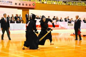 剣道成年男子決勝中堅戦で大阪の大城戸に胴を打つ鹿児島の山口