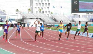 成年少年男子共通４００メートルリレーで優勝した長野の最終走者・丸山竜平（左端）