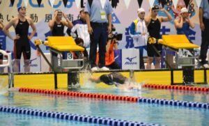スタートする鹿児島県第１泳者の古林鞠菜選手