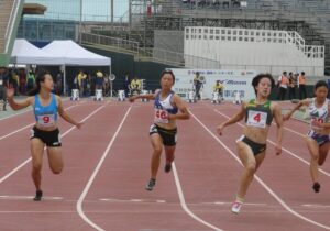 陸上女子Ａ１００メートル予選、力走する鹿児島の坂元瑠菜（鹿児島南高）＝左から２人目