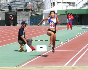 少年女子共通三段跳び。地元鹿児島の井上ハルカ（鹿児島高）の跳躍