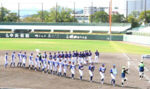 軟式野球決勝戦後の表彰式で行進する優勝した愛知県チーム。後方は準優勝の岐阜県チーム