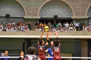 バレーボール少年女子決勝で大阪の井上のスパイクを防ぐ東京の佐々木、小山