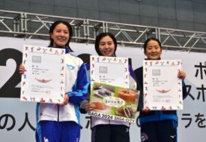 競泳成年女子個人メドレー決勝の表彰式＝１4日、SAGAアクア