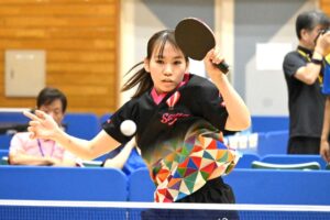 卓球成年女子決勝に臨む小島叶愛＝９日、基山町総合体育