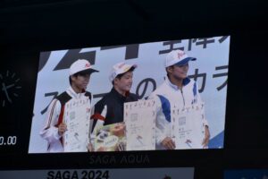 少年男子板飛び込みで優勝した玉井陸斗（中央）＝１４日、SAGAアクア