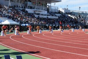 陸上競技、少年女子８００メートルのスタート＝１２日、ＳＡＧＡスタジアム