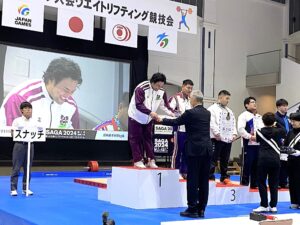 表彰式で笑顔を浮かべる持田龍之輔＝7日、歴史と文化の森公園　炎の博記念堂