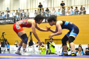 レスリング女子６２キロ級で北海道の野口紗英（右）と戦う佐賀の小柴ゆり＝６日、嬉野市中央体育館