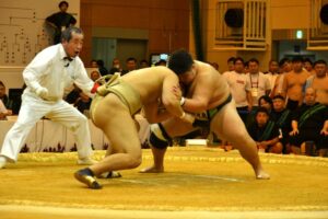 相撲少年男子個人決勝トーナメント戦決勝でぶつかり合う東京の瀧田朔乃介と鹿児島の福崎真逢輝（右）＝１０月７日、玄海町社会体育館