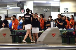 喜び合うボウリング成年女子団体岡山４人チーム＝１１日、佐賀市ボウルアーガス