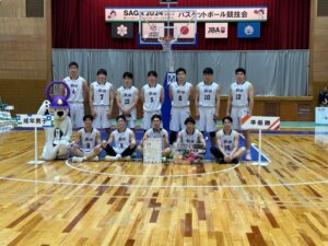 成年男子バスケで準優勝の秋田チーム＝１４日、唐津市文化体育館