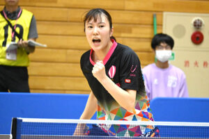 卓球成年女子決勝で得点を決めガッツポーズする佐賀の笹尾明日香＝９日、基山町総合体育館