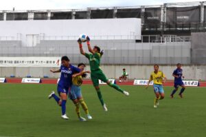 サッカー少年女子予選、大阪府（黄）－兵庫県（青）=22日、SAGAスタジアム