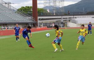 サッカー少年女子予選、大阪府（黄）－兵庫県（青）=22日、SAGAスタジアム