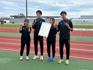 男女混合１６００メートルリレーで３位の佐賀代表＝１５日、ＳＡＧＡスタジアム