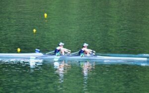 ローイング成年女子ダブルスカル決勝で優勝した宮城チーム＝１７日、富士しゃくなげ湖水上競技場