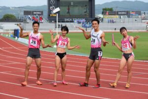 男女混合１６００メートルリレーで優勝した兵庫代表＝１５日、ＳＡＧＡスタジアム