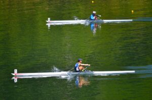 ローイング成年女子シングルスカル決勝で優勝した京都（手前）＝１７日、富士しゃくなげ湖水上競技場