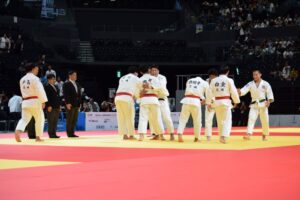 決勝戦後、健闘をたたえ合う佐賀と茨城の選手たち＝１３日、ＳＡＧＡアリーナ