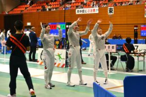 フェンシング成年女子サーブルで優勝し、応援団にあいさつする佐賀チーム＝１０日、SAGAサンライズパークSAGAプラザ