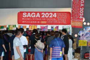 競泳会場脇の国スポ関連グッズを販売する売店＝１４日、SAGAアクア近く