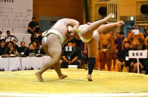 相撲少年男子団体決勝トーナメント戦決勝の先鋒戦で和歌山の麻田遥人を攻める鳥取の西村和真（左）＝７日、玄海町社会体育館