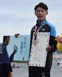 成年男子８００メートルで優勝した岡村颯太（佐賀）＝１５日、ＳＡＧＡスタジアム