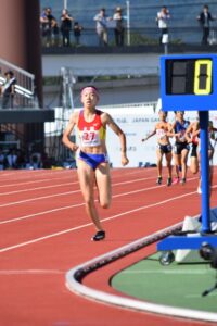 陸上少年女子８００でトップを独走する久保凜（大阪）＝１２日、ＳＡＧＡスタジアム_