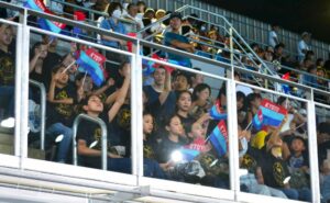 アーティスティックスイミングの応援風景＝６日、草津市立プール