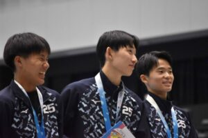 バドミントン少年男子で２位の滋賀の選手たち＝１日、滋賀ダイハツアリーナ