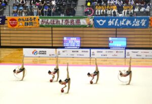 新体操少年女子で優勝した千葉チームの団体演技＝７日、滋賀アリーナ