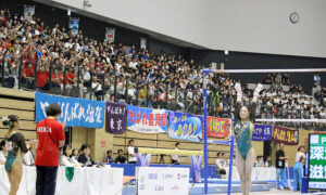 体操の成年女子で演技を終え歓声を浴びる深沢こころ＝１４日