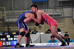 レスリング成年男子フリースタイル７４キロ級決勝で攻める滋賀の成国大志（右）＝３０日、栗東市民体育館