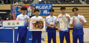 新体操少年男子で優勝した岡山チーム＝７日、滋賀アリーナ